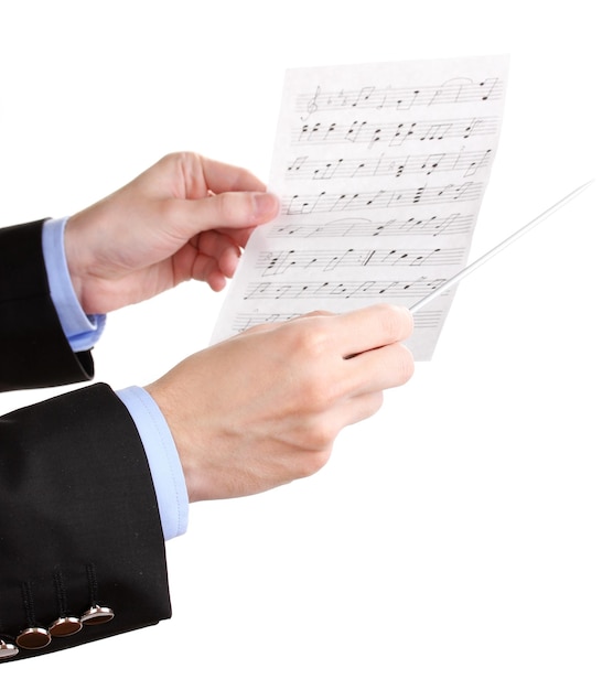 Foto mani del direttore musicale con bacchetta e note isolate su bianco
