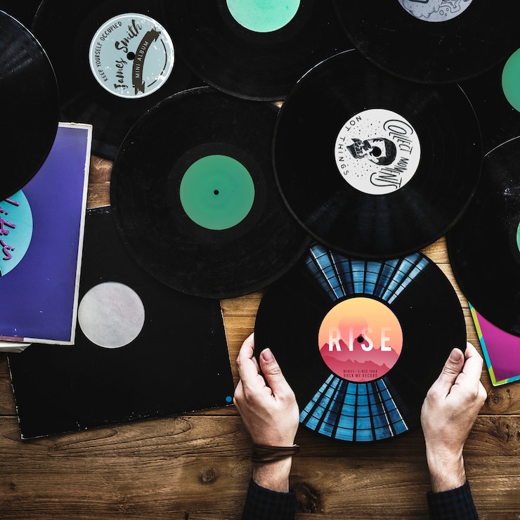Photo music lovers with vinyl records