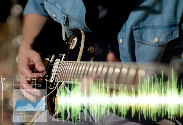 사진 음악, 음악 악기 및 엔터테인먼트 개념: 스튜디오 리허설에서 전기 기타를 연주하는 남자 기타리스트의 클로즈업