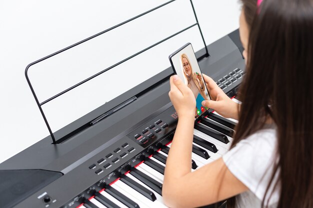 Classe internet di pianoforte musicale a casa. studiare online