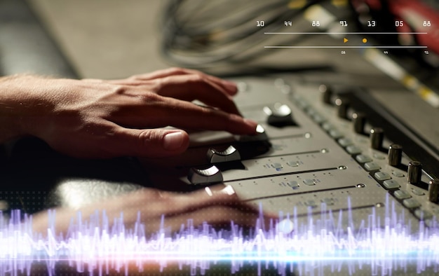 Foto tecnologia musicale persone e attrezzature concetto mani utilizzando console di mixaggio in studio di registrazione del suono