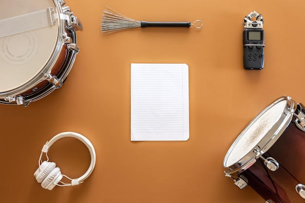 Фото Музыкальный фон с музыкальными инструментами, плоская планировка, концепция создания музыки.