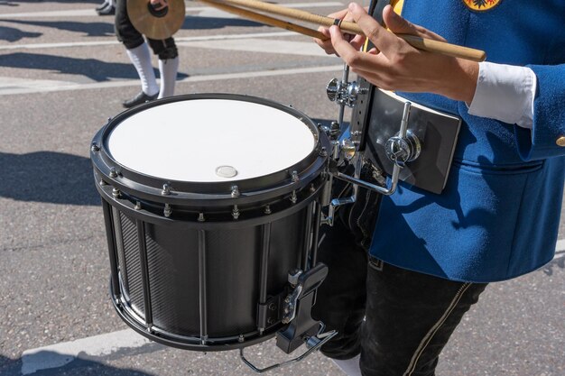 Фото Музыкальный инструмент музыкант бьет в барабан