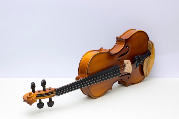 Foto violino di strumento musicale su sfondo grigio