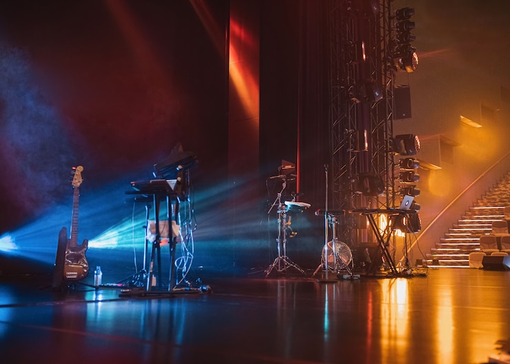 Photo musical instruments on stage in the light of neon and theatrical light before the concert