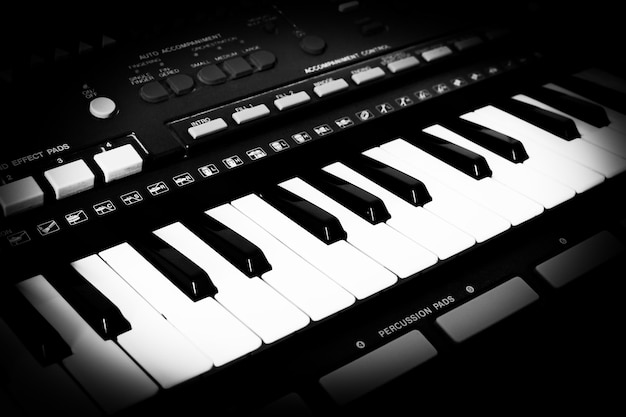 Musical keyboard synthesizer