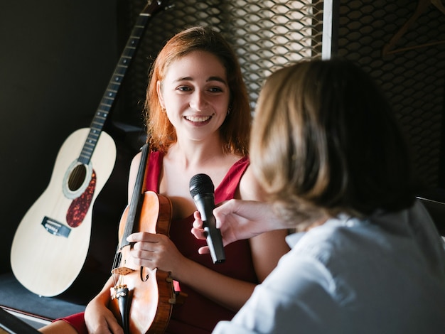 Musicista dando intervista. stile di vita celebrità persona famosa. concetto di pubblicità del talent show