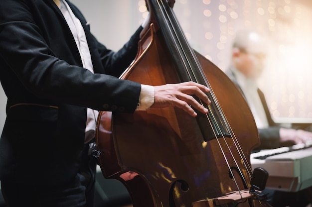 Mano del musicista che suona il violoncello