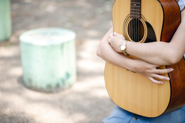 Mani di musicisti e chitarre acustiche, strumenti musicali con un suono molto buono