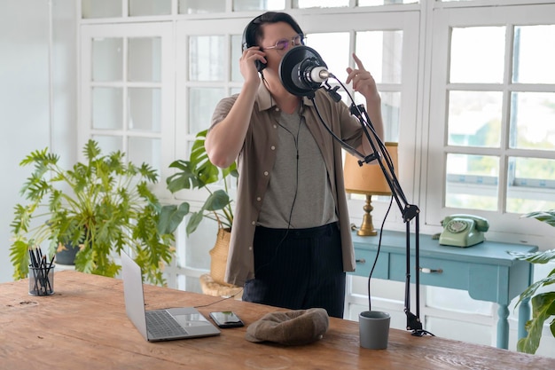 Photo a musician man is recording new song in home studio