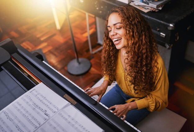 Foto musicista pianoforte o donna che canta in studio album registrazione performance notturna o pratica teatrale per l'industria delle etichette jazz sorridi felice o strumento cantante e pianista per radio creativa in vista dall'alto