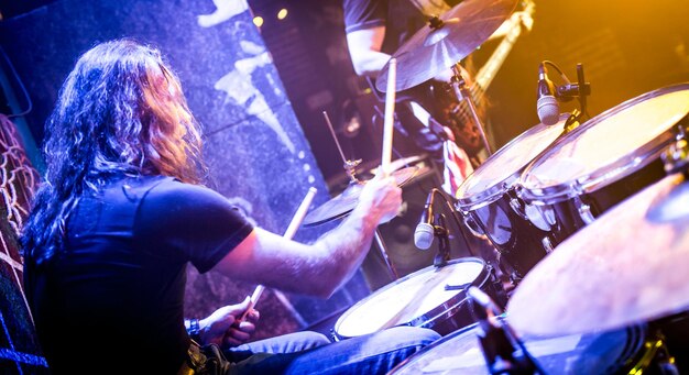 Photo musician playing drums on stage