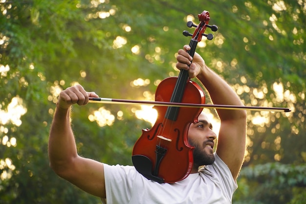 Musicista che suona il violino. musica e concetto di tono musicale.