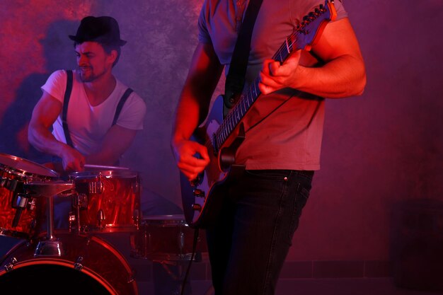 Photo musicians playing musical instruments in a studio