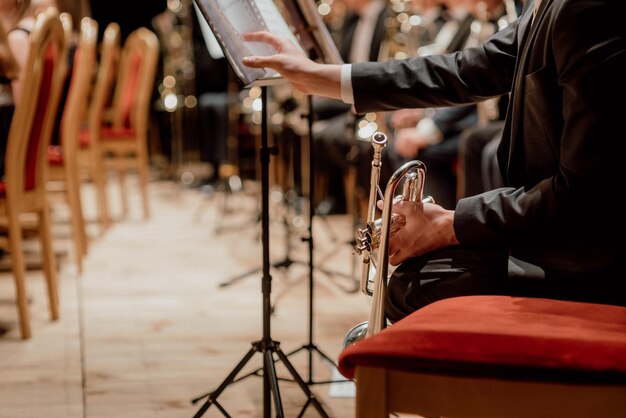 Foto musicisti che suonano le trombe in un evento