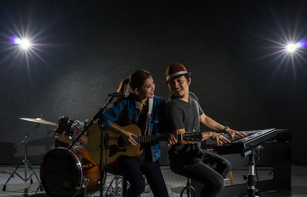 Musicusduo band zingt een lied en speelt muziekinstrument met fellow bandmuzikanten