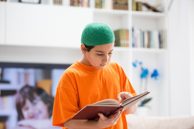 Photo muslim arabic boy at home