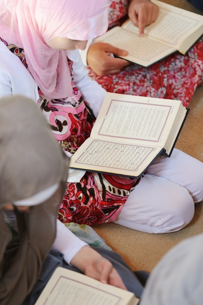 グループで一緒に学ぶイスラム教徒とアラビア人の女の子