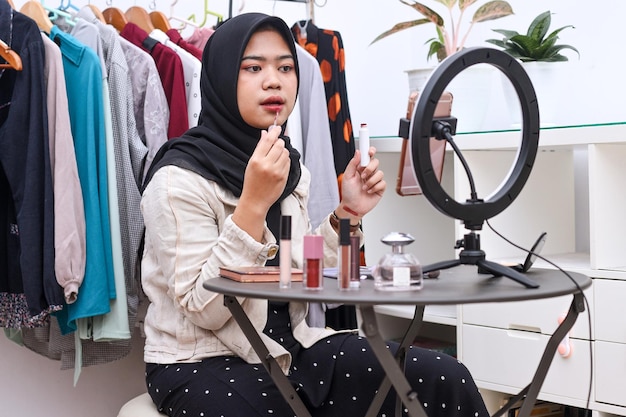 写真 イスラム教徒のアジア人女性美容ソーシャル メディア インフルエンサー ライブ ストリーム マーケティング化粧品メイクアップ チュートリアル