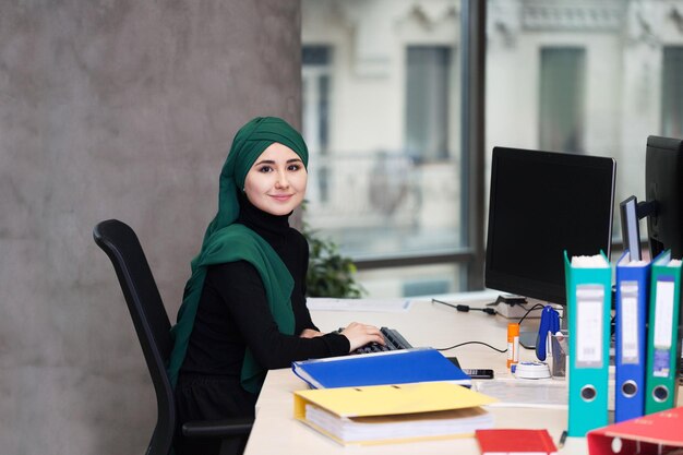 オフィスビジネスのテーマで働くイスラム教徒のアジアの女性