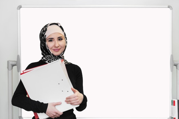 Photo muslim asian woman working in office with laptop