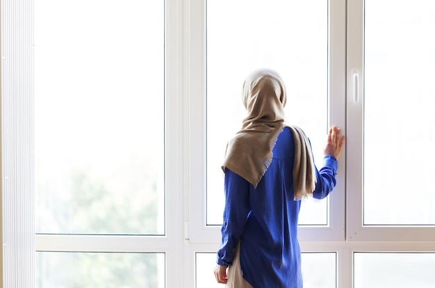 ラップトップでオフィスで働くイスラム教徒のアジアの女性