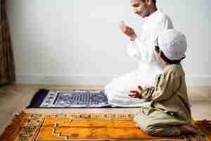 Photo muslim boy learning how to make dua to allah