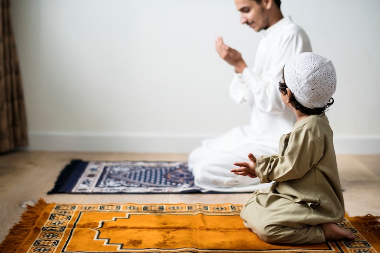 Photo muslim boy learning how to make dua to allah