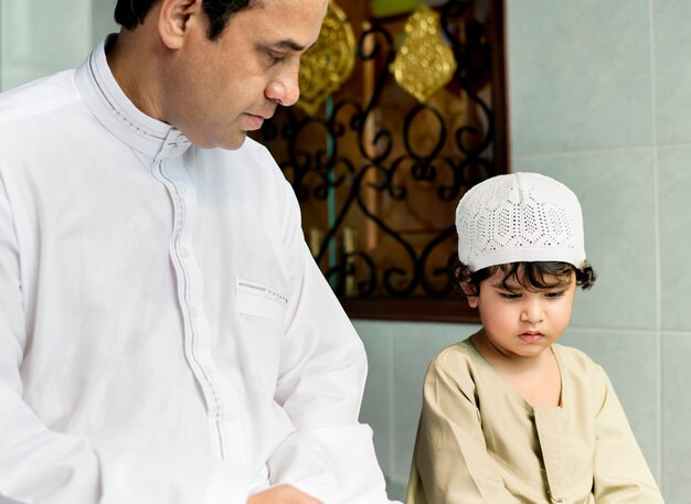 サラを学ぶイスラム教徒の少年