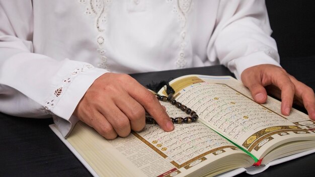La preghiera del ragazzo musulmano è pronta al-quran da vicino
