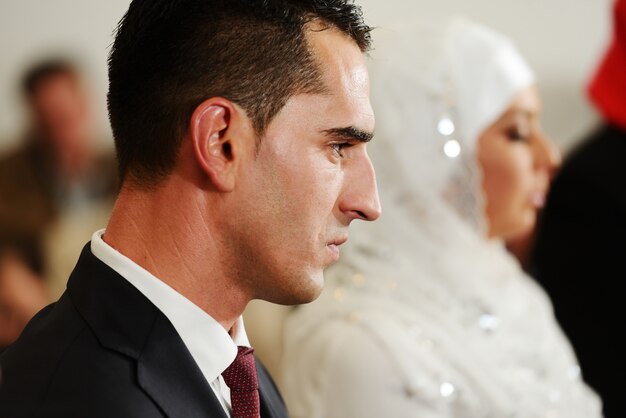 Мусульманская невеста и жених в мечети во время свадебной церемонии