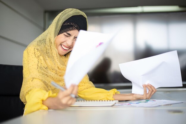 写真 イスラム教徒の女性ビジネスマン 成功と成功を祝う手を挙げた