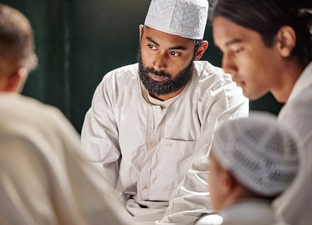 Foto preghiera musulmana per bambini o uomini per adorare allah nel sacro tempio o moschea con gratitudine come famiglia durante il ramadan comunità islamica o persone che pregano con ragazzi o bambini per gli dei sostengono la pace spirituale