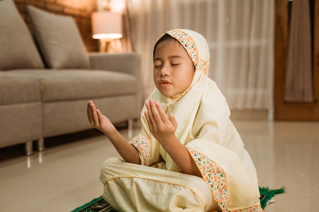 イスラム教徒の子供は神に祈る