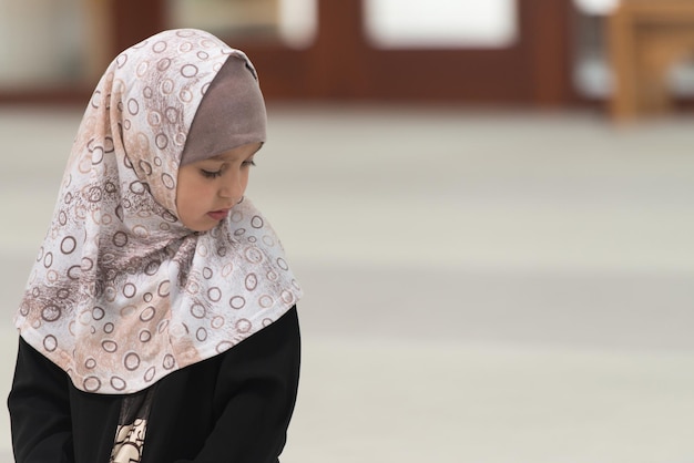 Foto bambino musulmano che prega alla moschea