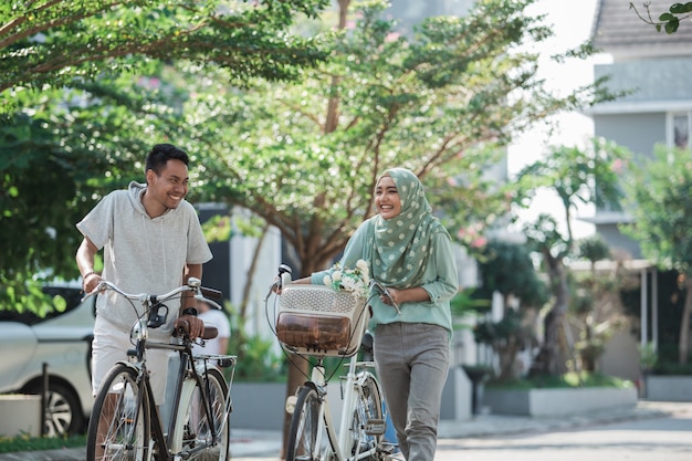 自転車に乗るイスラム教徒のカップル