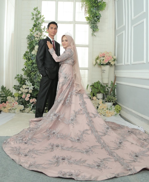 Photo a muslim couple in a wedding dress