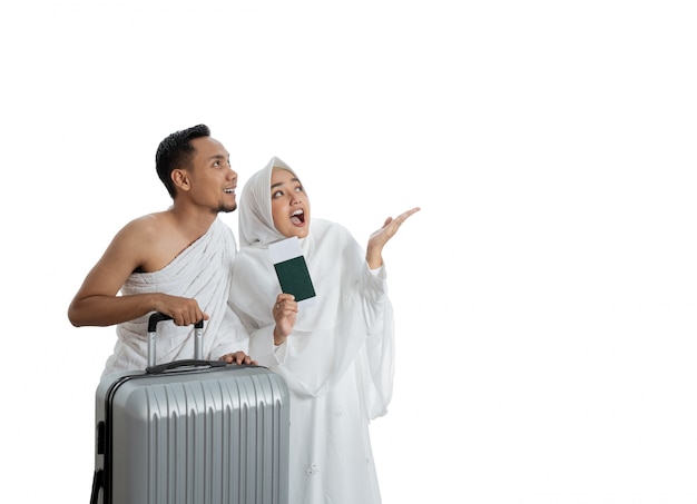 イスラム教徒の夫婦、メッカ巡礼の準備ができている妻と夫