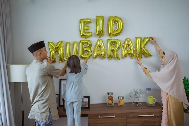 Photo muslim decorating eid mubarak letter made of baloon