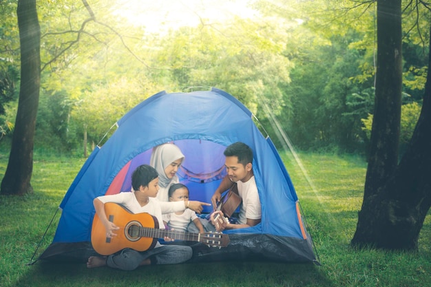 Мусульманская семья наслаждается отдыхом в лесу.