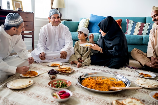 イスラム教徒の家族は床に夕食を食べる