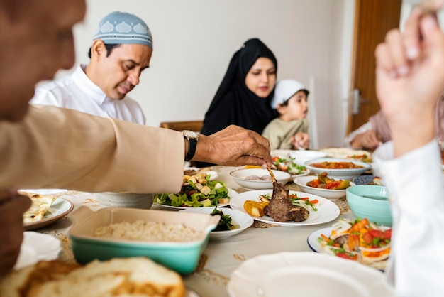 Photo muslim family having a ramadan feast