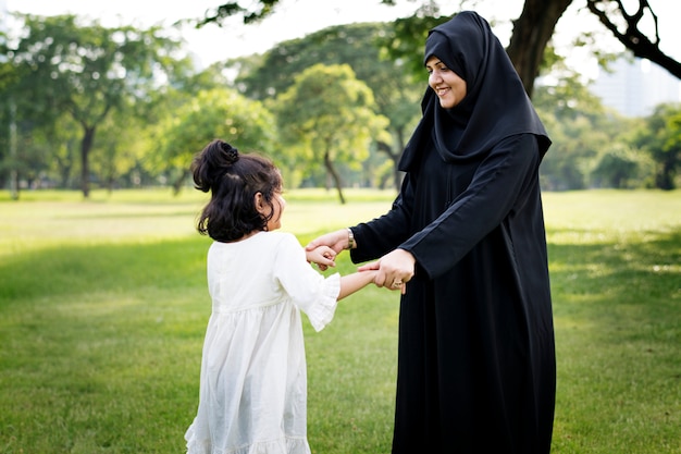 Famiglia musulmana nel parco