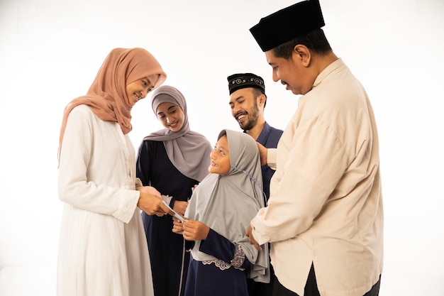 Мусульманская семья пожимает руку на празднике идул фитри