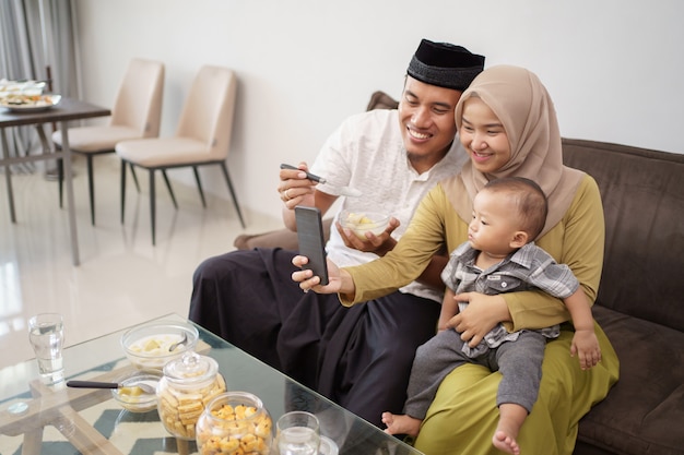 Famiglia musulmana che prende insieme selfie