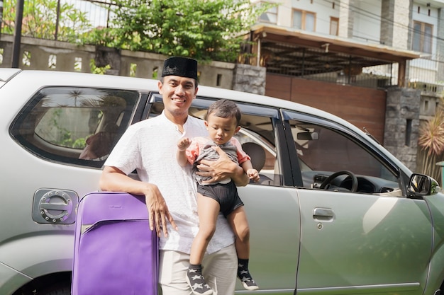 La famiglia musulmana viaggia in auto durante la celebrazione di eid mubarak
