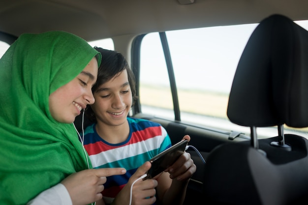 Famiglia musulmana che viaggia in auto