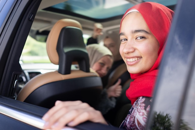 Foto amici musulmane che si godono un viaggio in auto in vacanza in auto foto di alta qualità