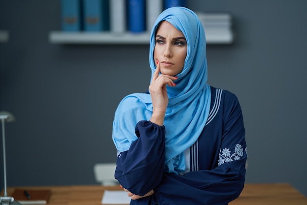 도서관에서 학습하는 이슬람 여성 학생