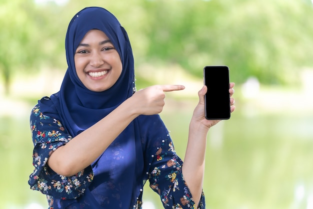 イスラム教徒の少女の携帯電話の肖像画